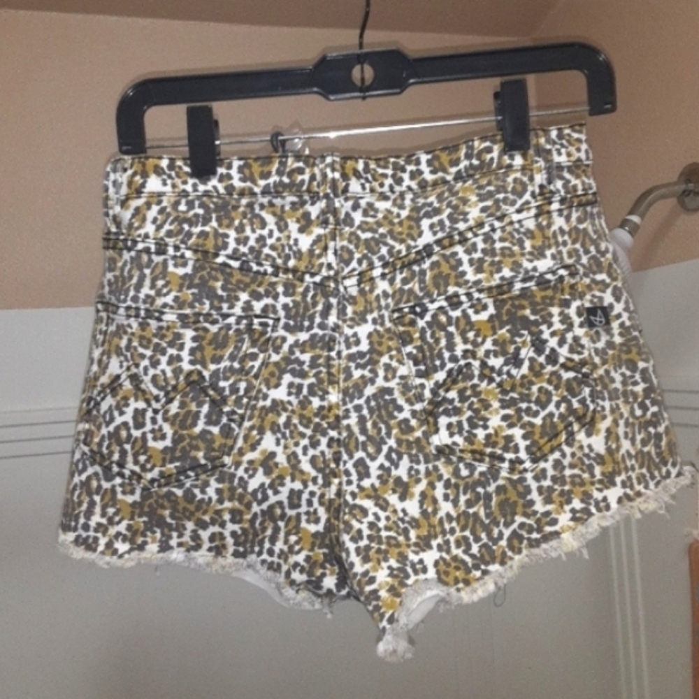 MINK PINK Women's Size Medium Leppard Print Short Sexy Shorts NWT
